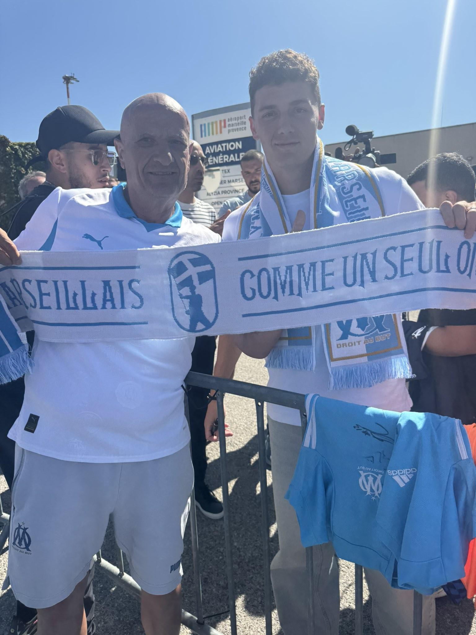 LOLs15直播-法媒：帕瓦尔周三上午抵达马赛，并与本地球迷合影